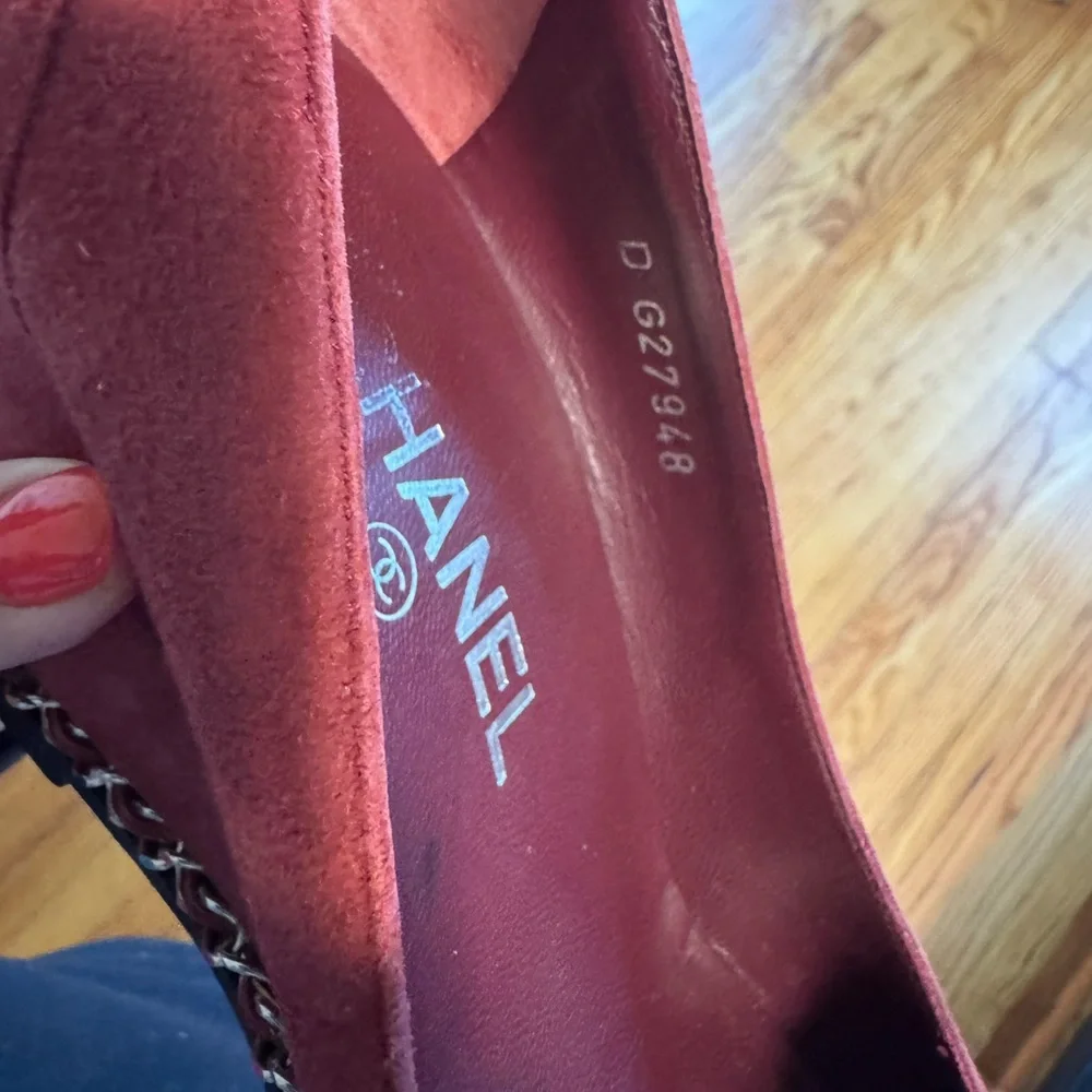 CHANEL Burgundy and Black Suede Cap-Toe Chain-Trim Pumps Size 38 - Picture 11 of 11